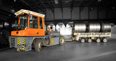 Industrie-Fahrzeug im Einsatz mit Stahlcoils