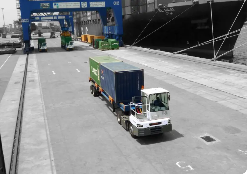 MAFI-Zugmaschine mit Containern im Hafen