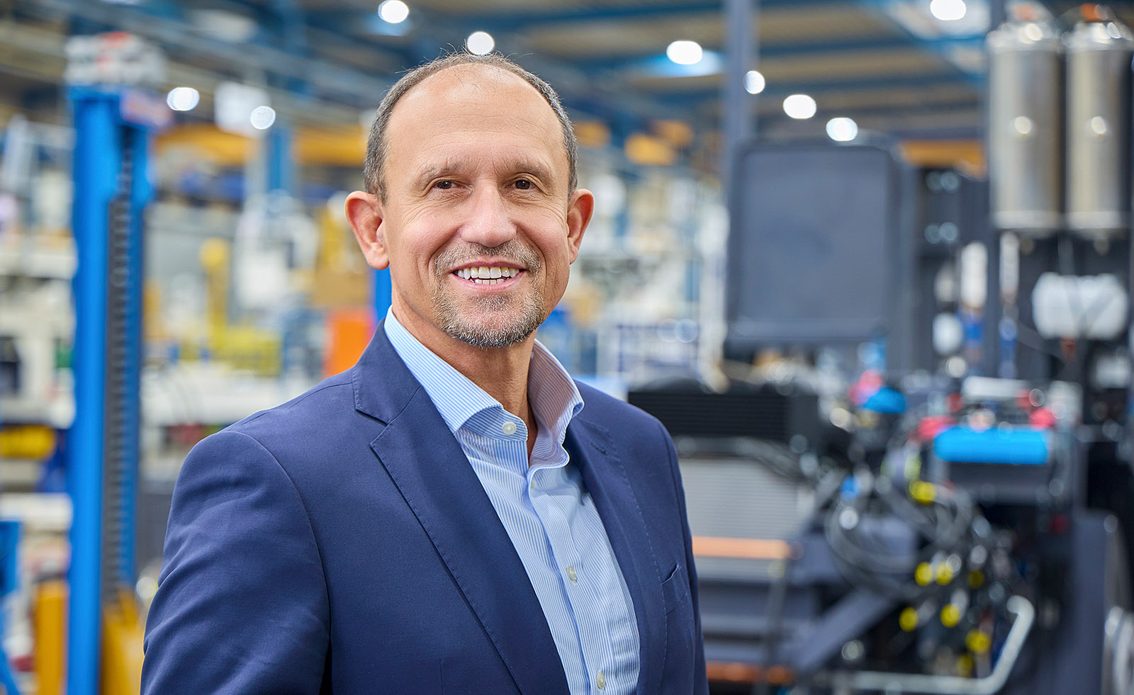 Porträt eines Mannes in Produktionshalle