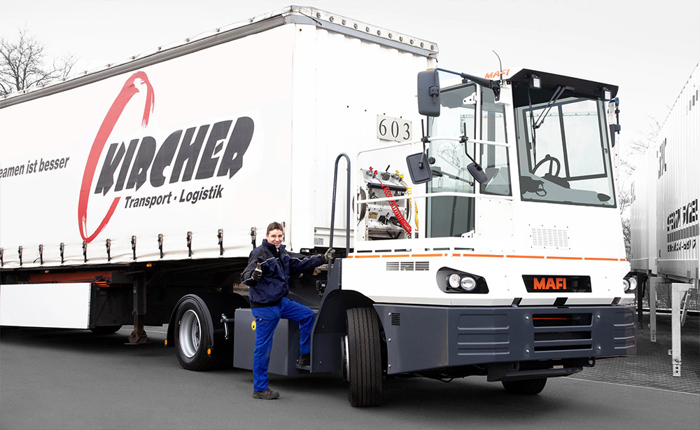 Terminal-Zugmaschine mit Anhänger und Fahrer