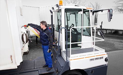 Fahrer bedient Verbindung an Terminal-Zugmaschine