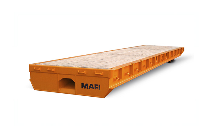 Leere Schwerlastplattform mit Holzauflage