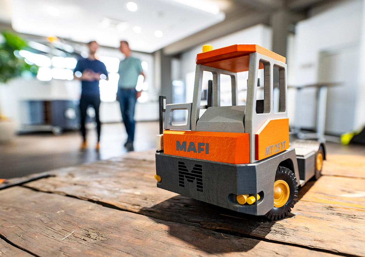 Modell einer MAFI-Zugmaschine auf Holztisch