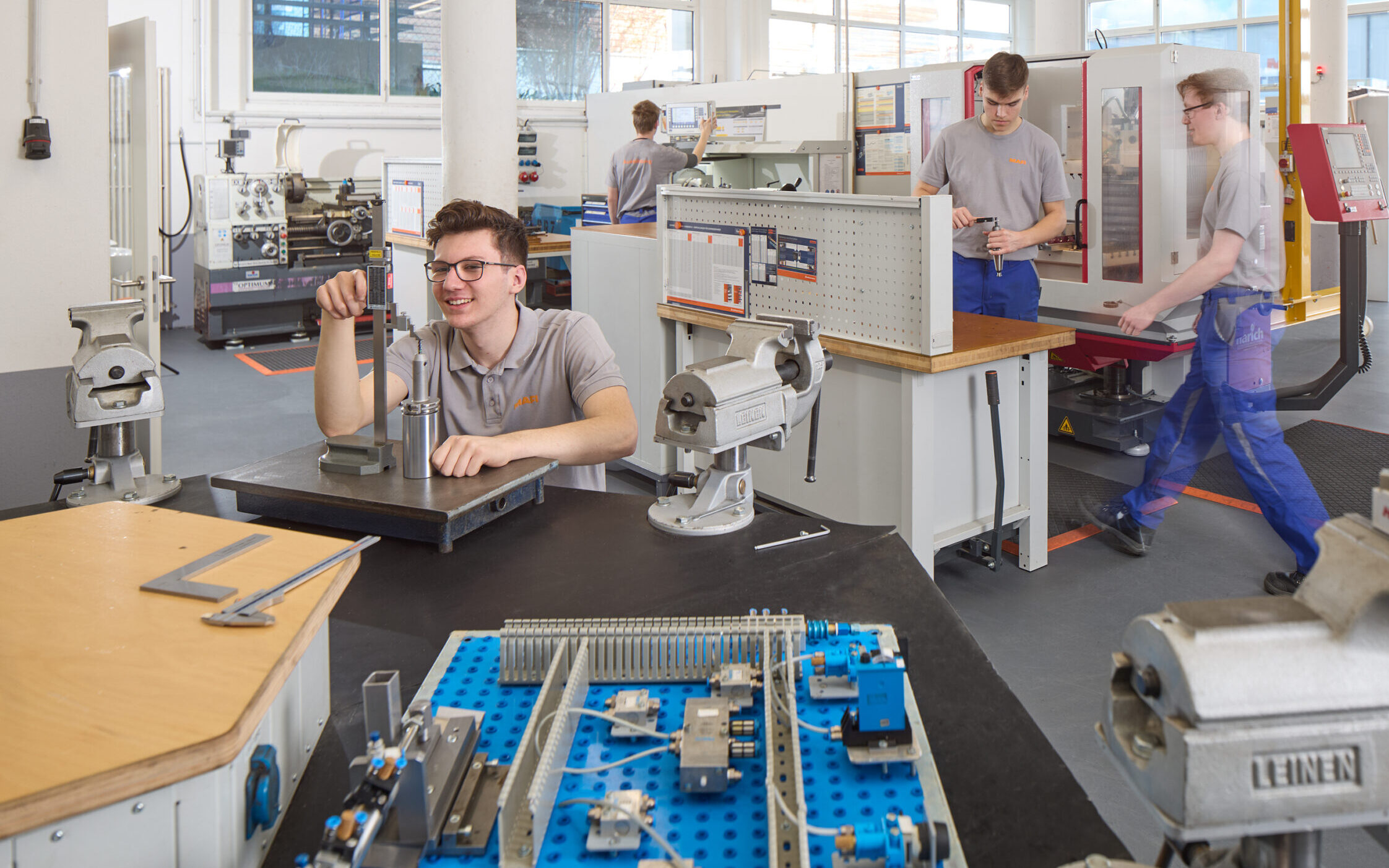 Mechanikwerkstatt mit jungen Fachkräften