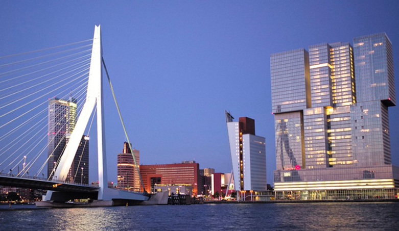 Skyline mit Erasmusbrücke in Rotterdam